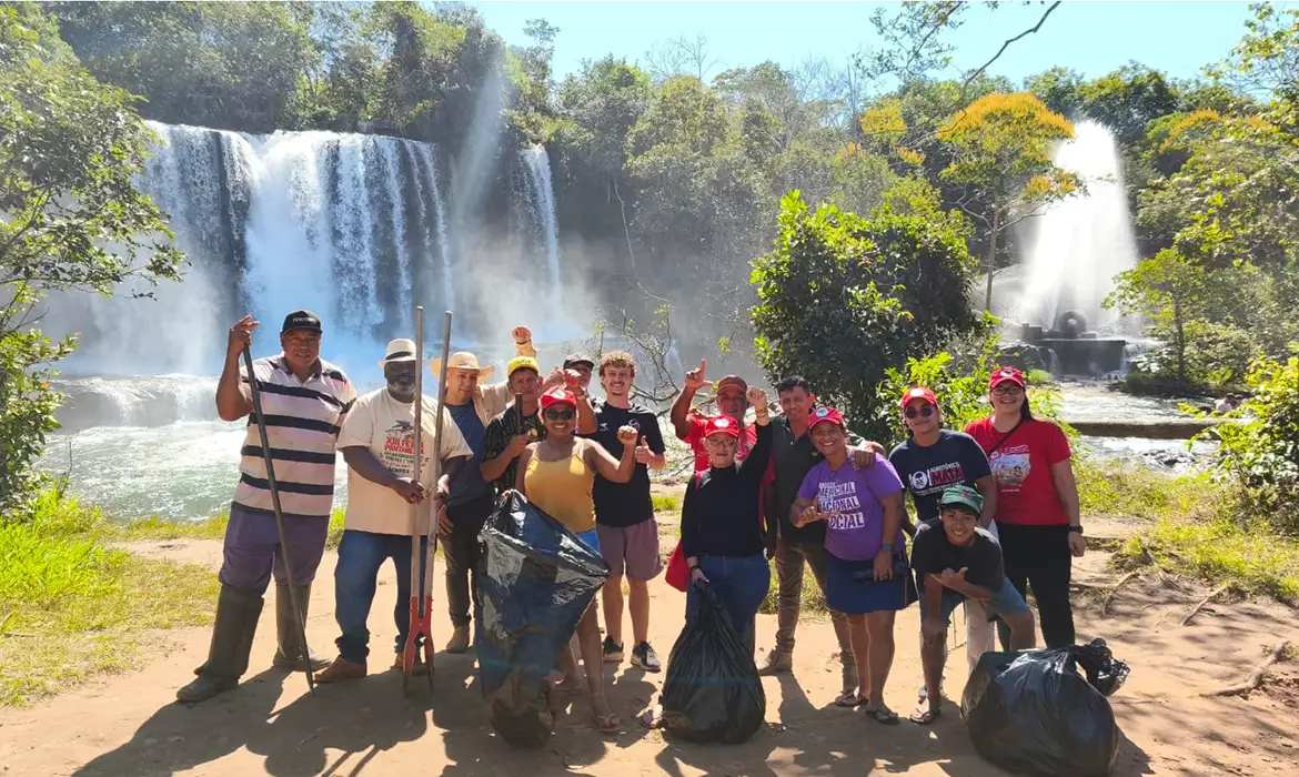 Sem-terra promovem plantio em defesa do meio ambiente Sem-terra promovem plantio em defesa do meio ambiente