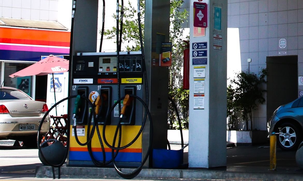 Queda no preço da gasolina impulsionada por etanol e subvenções