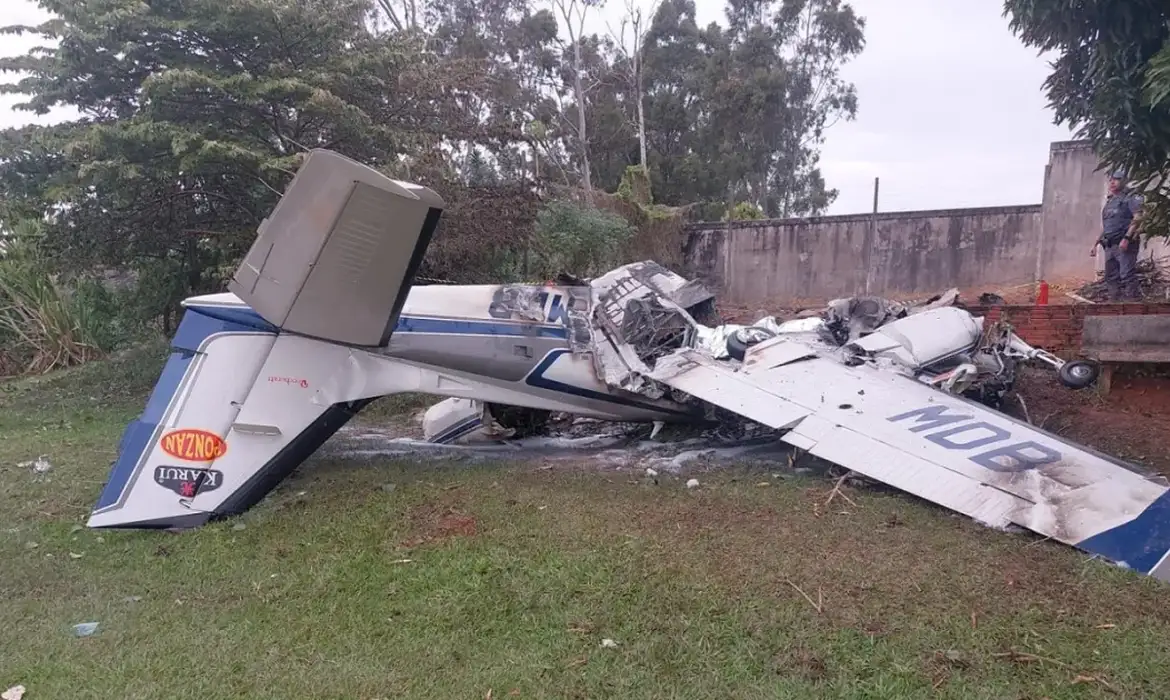 Avião bimotor cai em Marília e deixa duas vítimas fatais