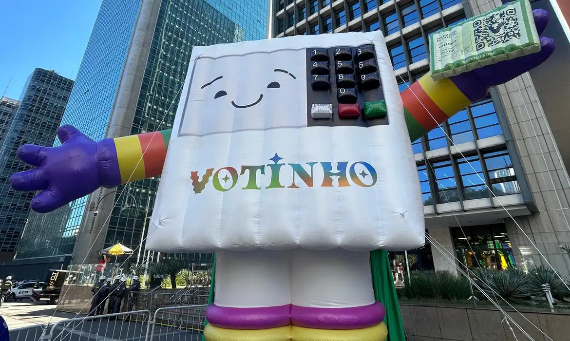 Parada do Orgulho LGBT+ de São Paulo destaca importância do voto
