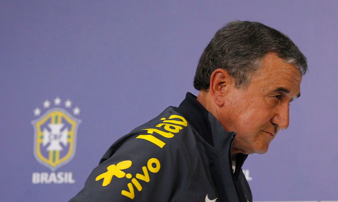 Carlos Alberto Parreira segue internado com infecção pulmonar Carlos Alberto Parreira segue internado com infecção pulmonar