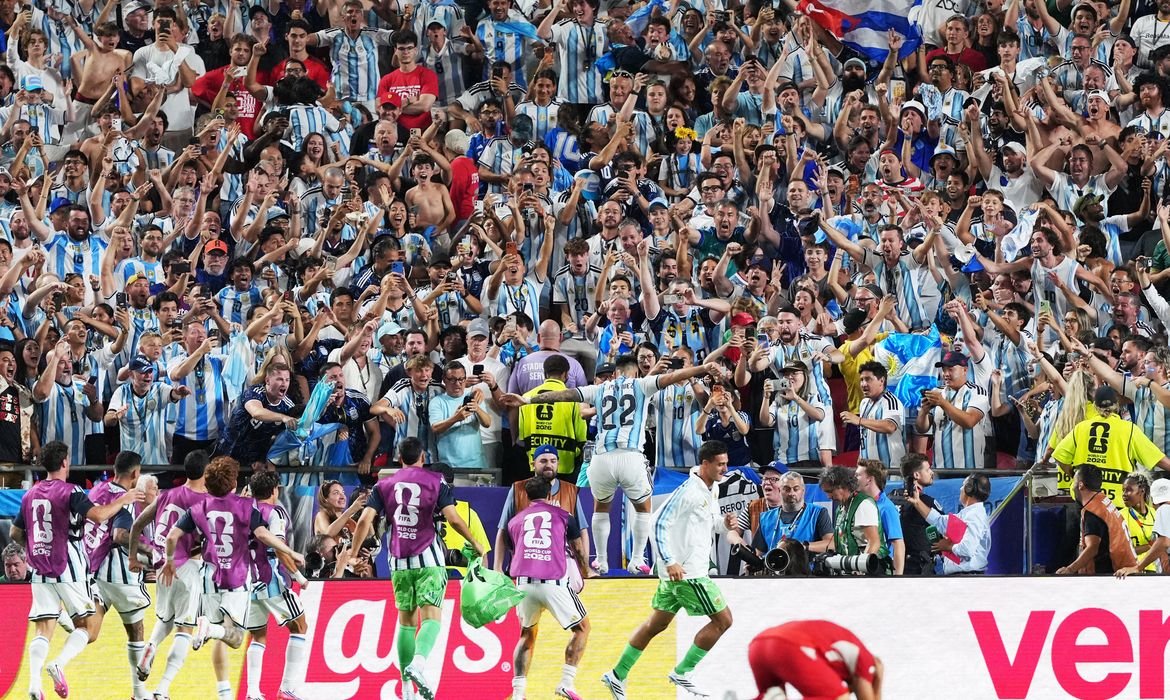 Argentina derrota Suíça e avança para semifinais da Copa