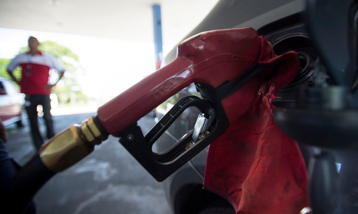 Governo brasileiro prorroga subsídio à gasolina após alta do petróleo