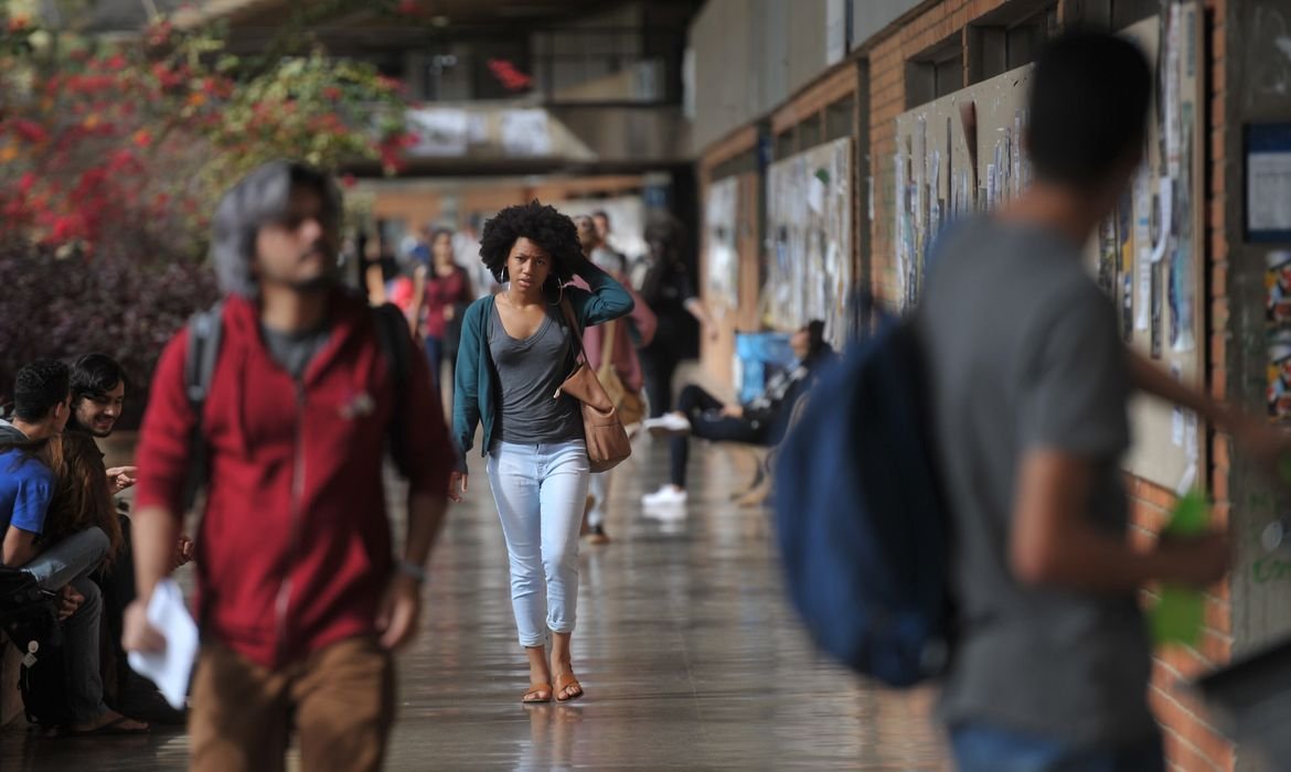 Estudo revela abandono de graduação por pais em busca de educação Estudo revela abandono de graduação por pais em busca de educação
