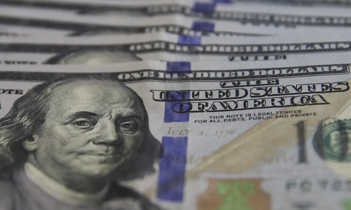 Dólar atinge menor valor em um mês com queda para R$ 5,07