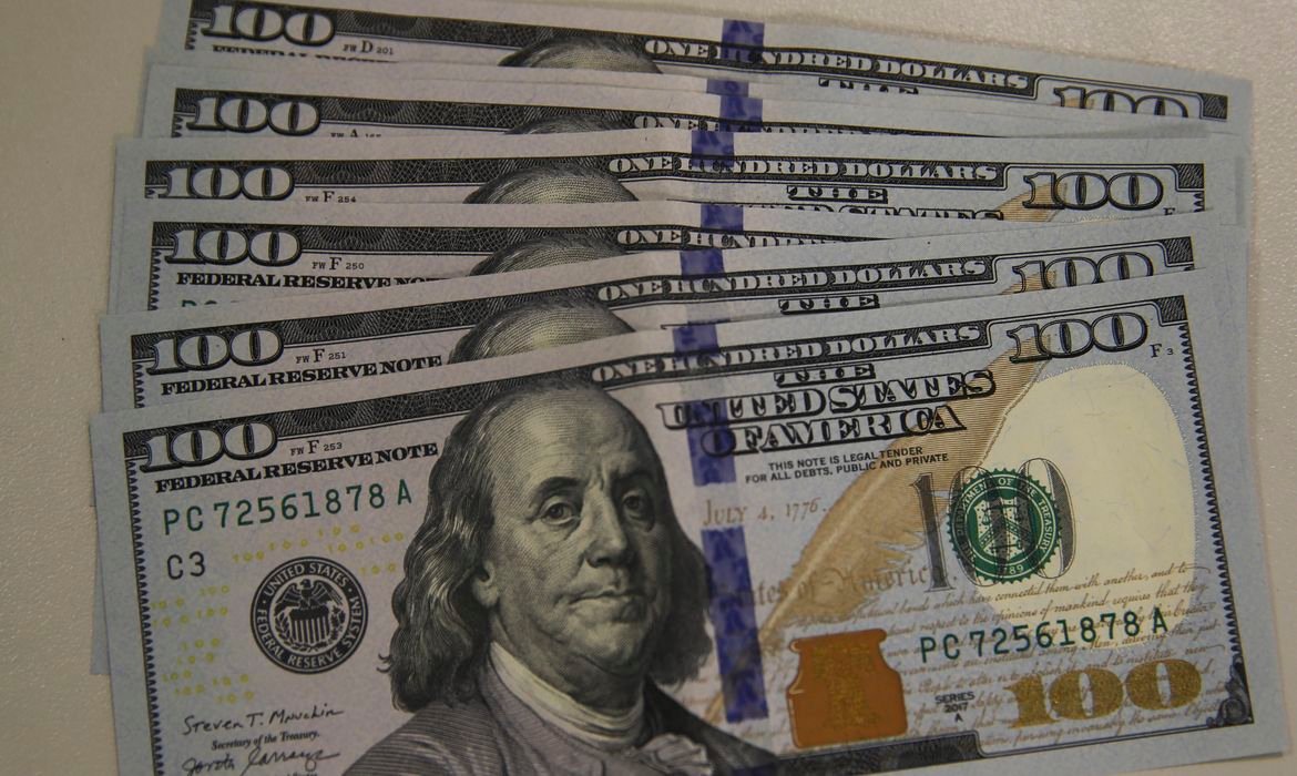 Dólar atinge R$ 5,13; Ibovespa registra queda em dia de ajustes Dólar atinge R$ 5,13; Ibovespa registra queda em dia de ajustes