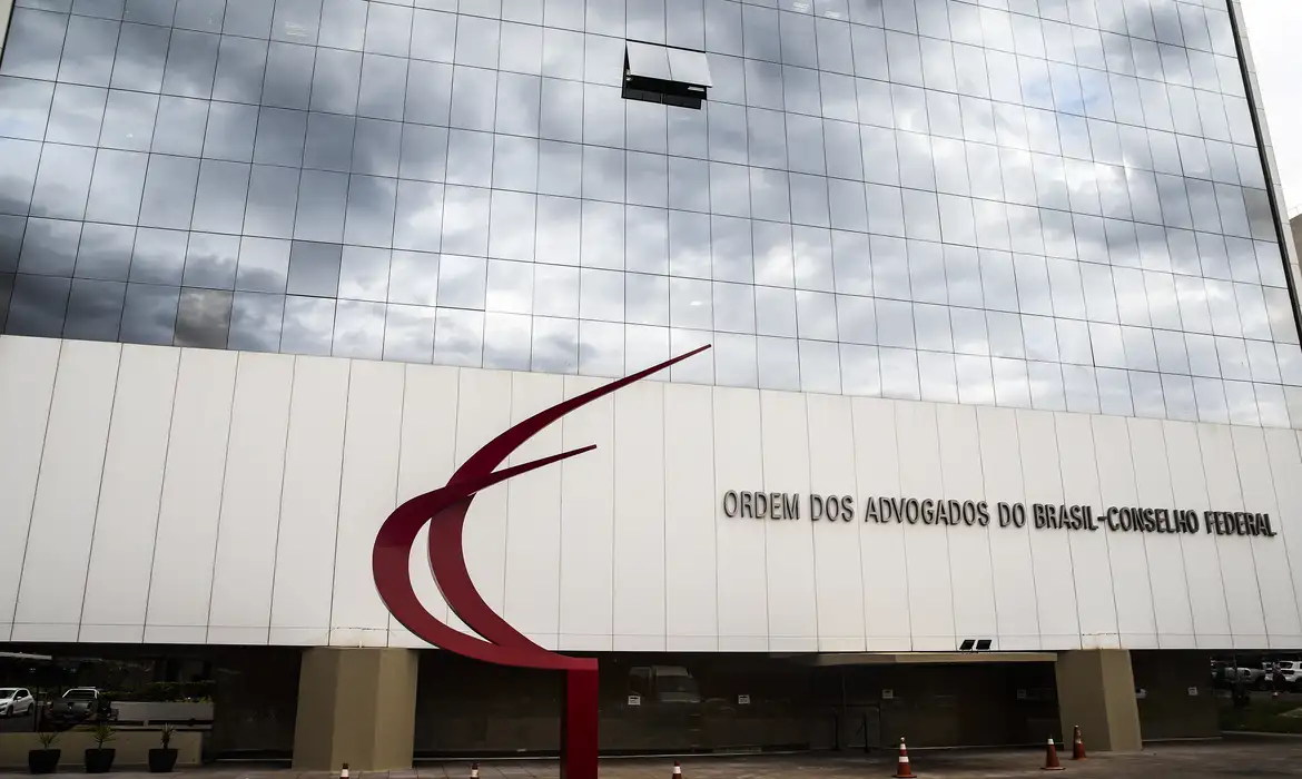 OAB solicita autorização para comunicação entre Flávio e Jair Bolsonaro