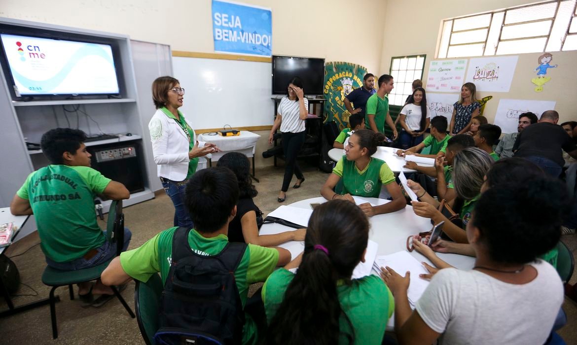 Nascidos em novembro e dezembro recebem 4ª parcela do Pé-de-Meia Nascidos em novembro e dezembro recebem 4ª parcela do Pé-de-Meia
