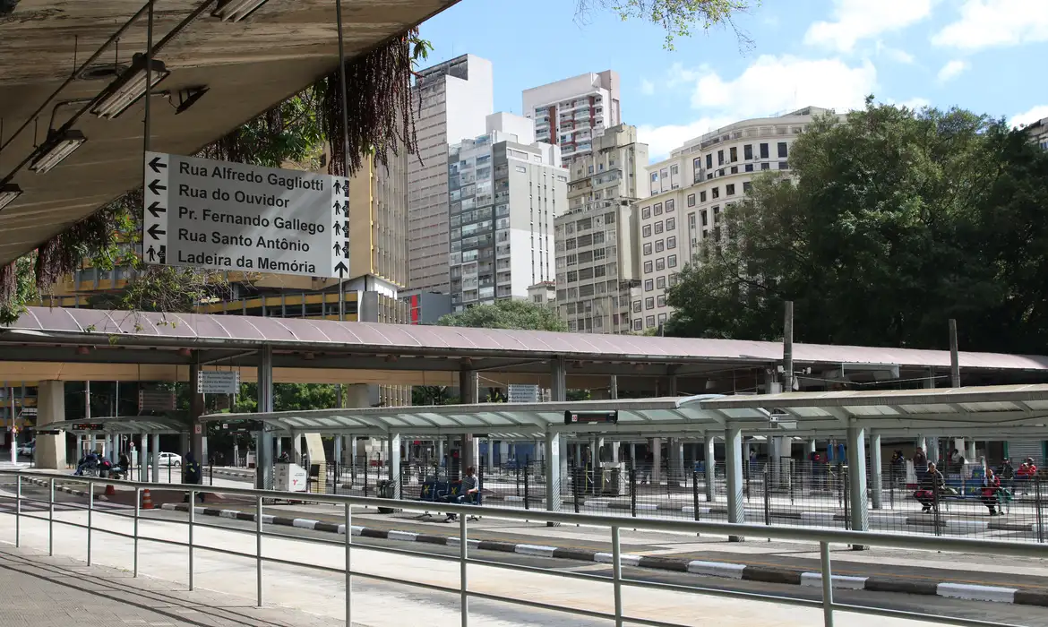 Rodoviários do Rio e empresários adiam acordo em audiência Rodoviários do Rio e empresários adiam acordo em audiência