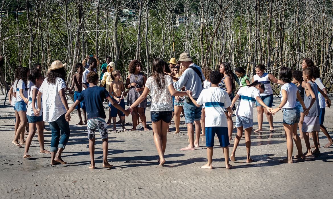 Projeto Flautistas da Marambaia integra música e meio ambiente