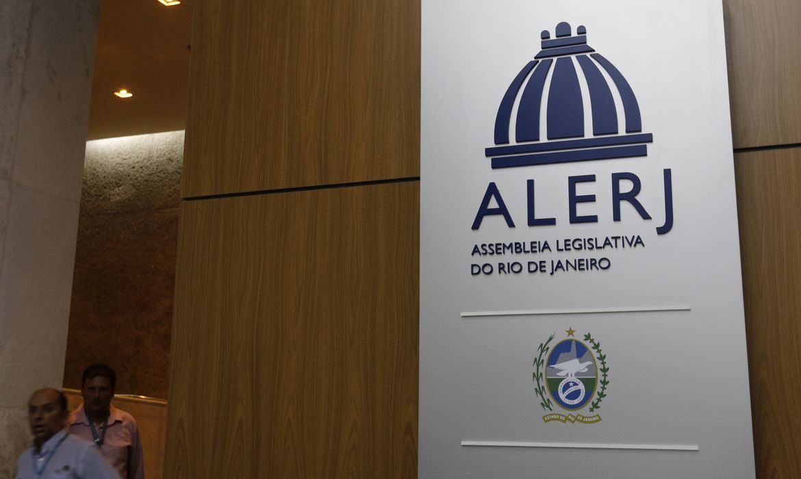 Aprovada tornozeleira rosa para agressores de mulheres no RJ