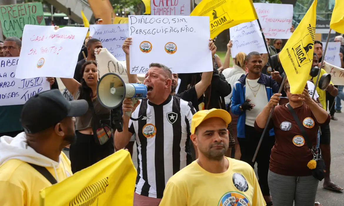 Camelôs do Rio se mobilizam contra fiscalização na orla