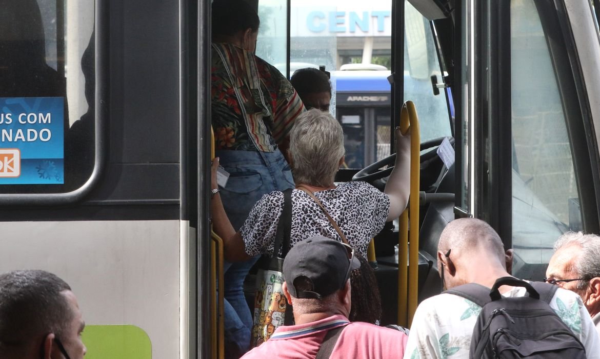 Audiência busca acordo entre rodoviários e empresas de ônibus Audiência busca acordo entre rodoviários e empresas de ônibus