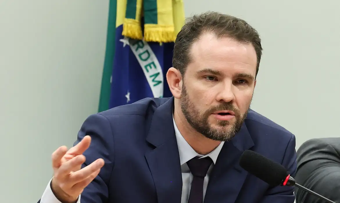 Ministro Dario Durigan defende atuação do governo em crise do BRB