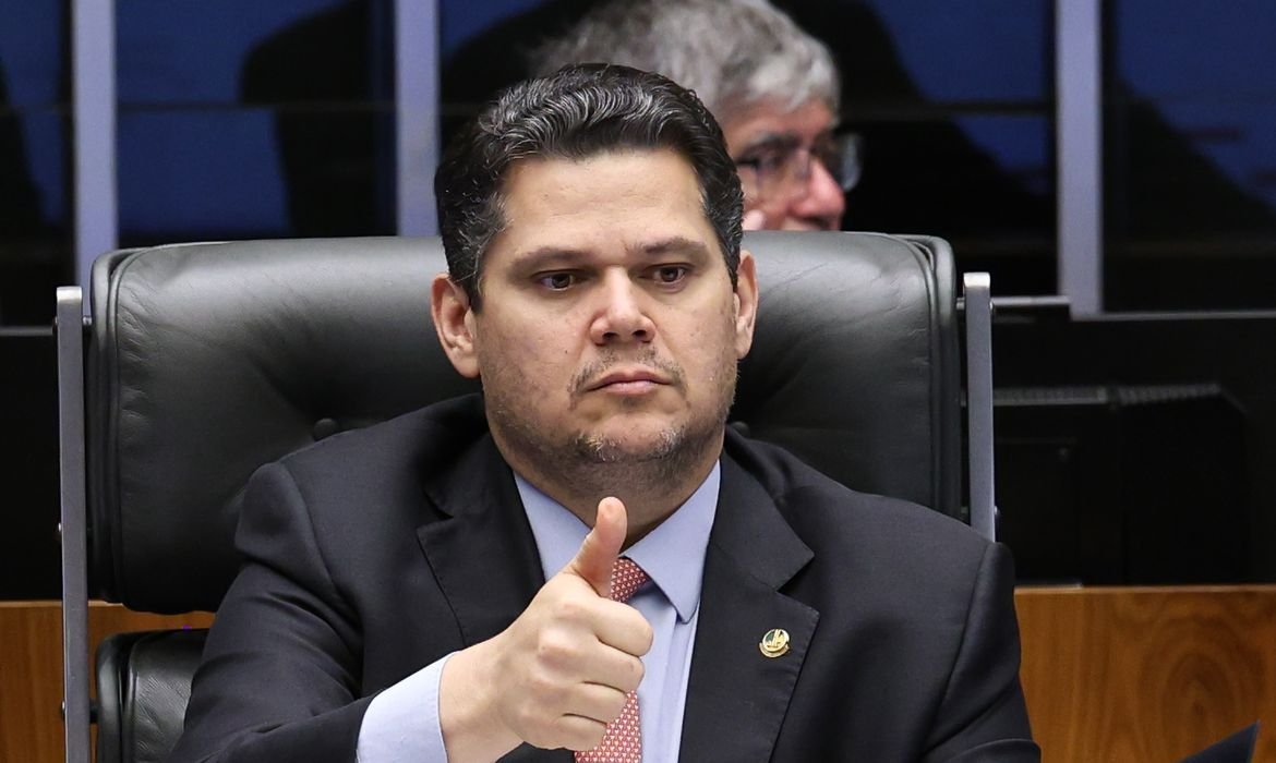 Senado avança com PEC que altera jornada de trabalho