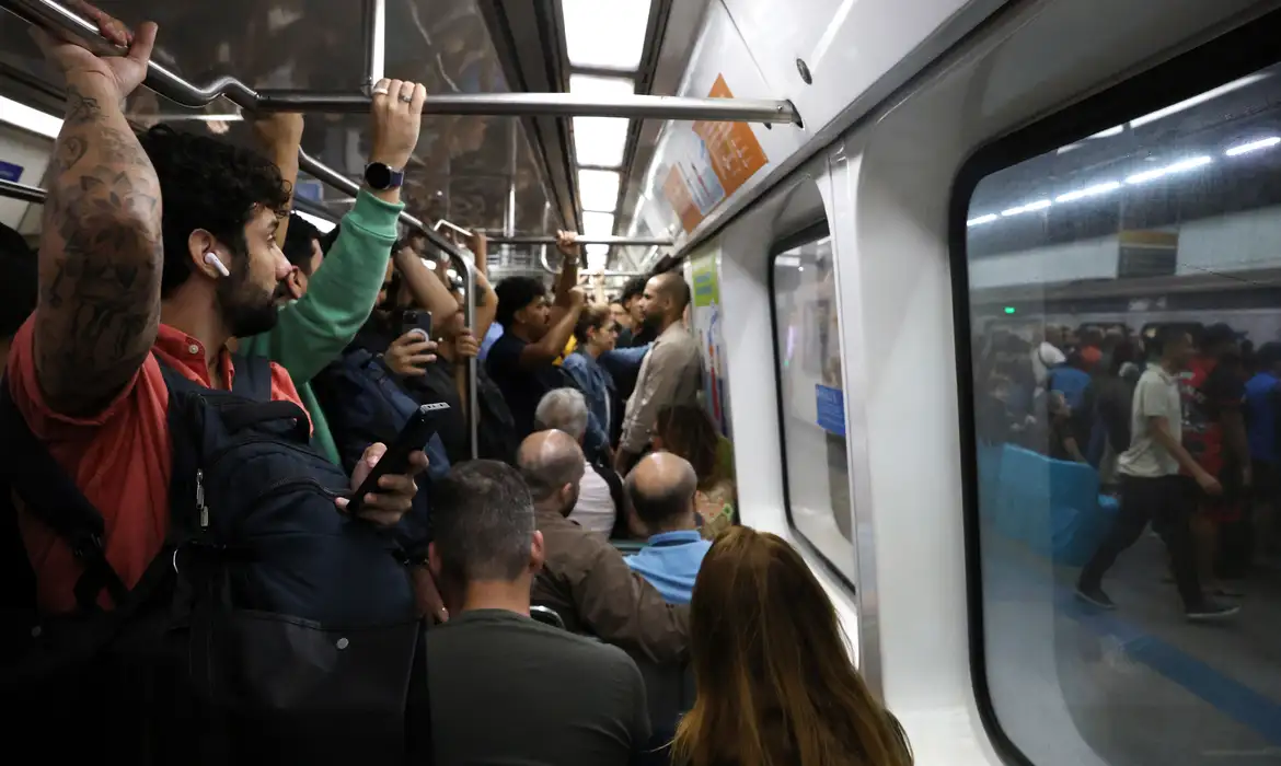 Rio antecipa horários de transporte devido a ventos fortes Rio antecipa horários de transporte devido a ventos fortes