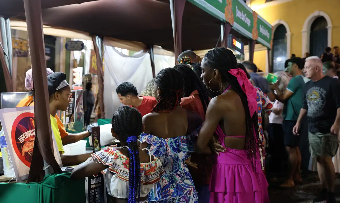 Inauguração da Flipelô reúne música e literatura em Salvador