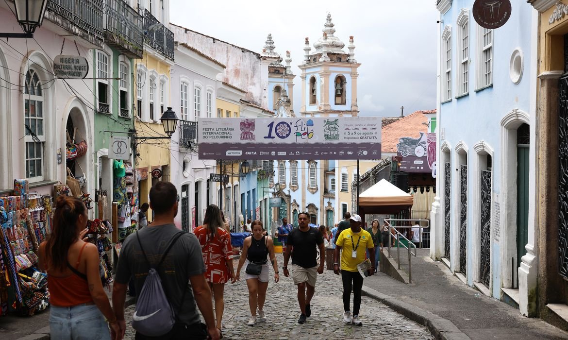 Movimento Poetas na Praça: Poesia como resistência na Bahia