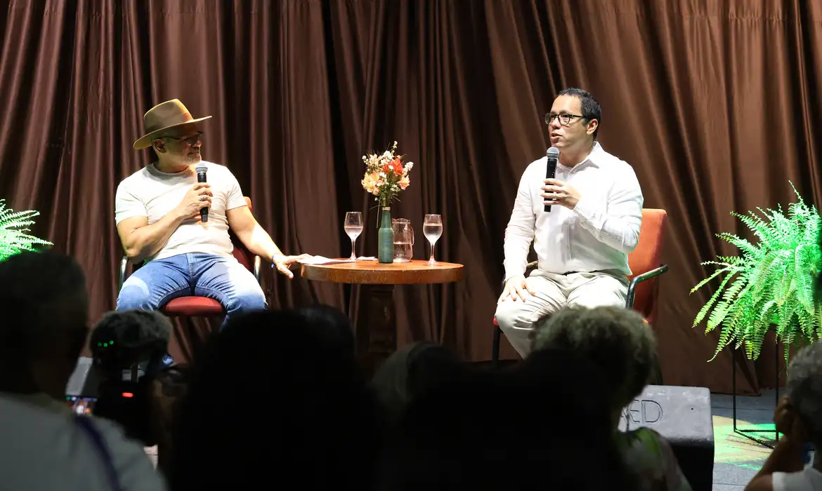 Acesso à leitura no Brasil é tema de debate na Flipelô
