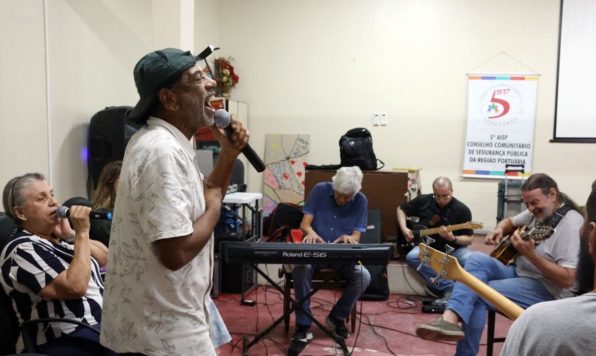 Grupo de música de pacientes psiquiátricos lança álbum no Rio