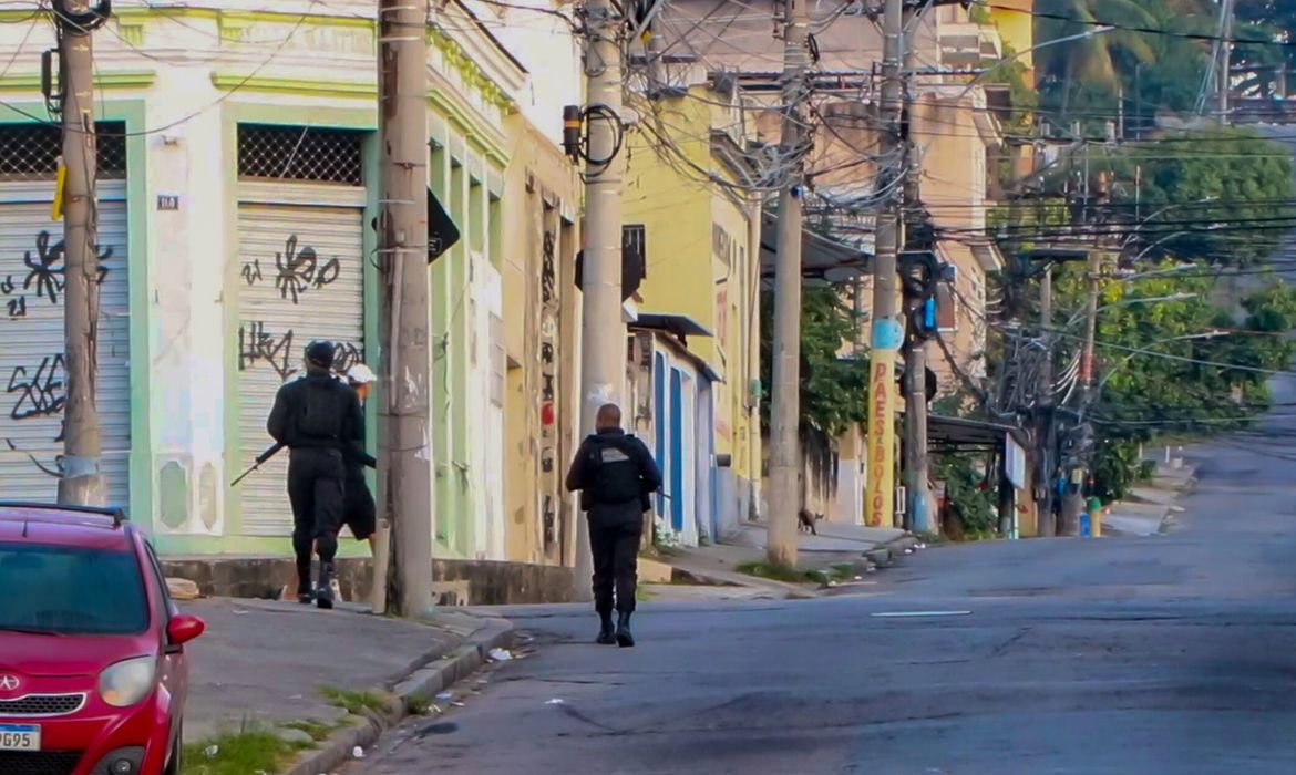Polícia do Rio realiza operação e prende 13 em confrontos Polícia do Rio realiza operação e prende 13 em confrontos