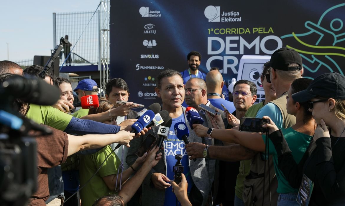 TSE promove transparência com urnas abertas ao público
