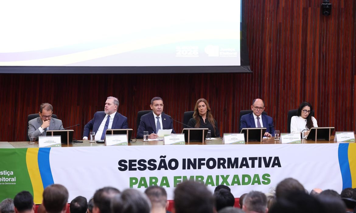 Kassio Nunes Marques defende urnas eletrônicas em encontro com embaixadores Kassio Nunes Marques defende urnas eletrônicas em encontro com embaixadores