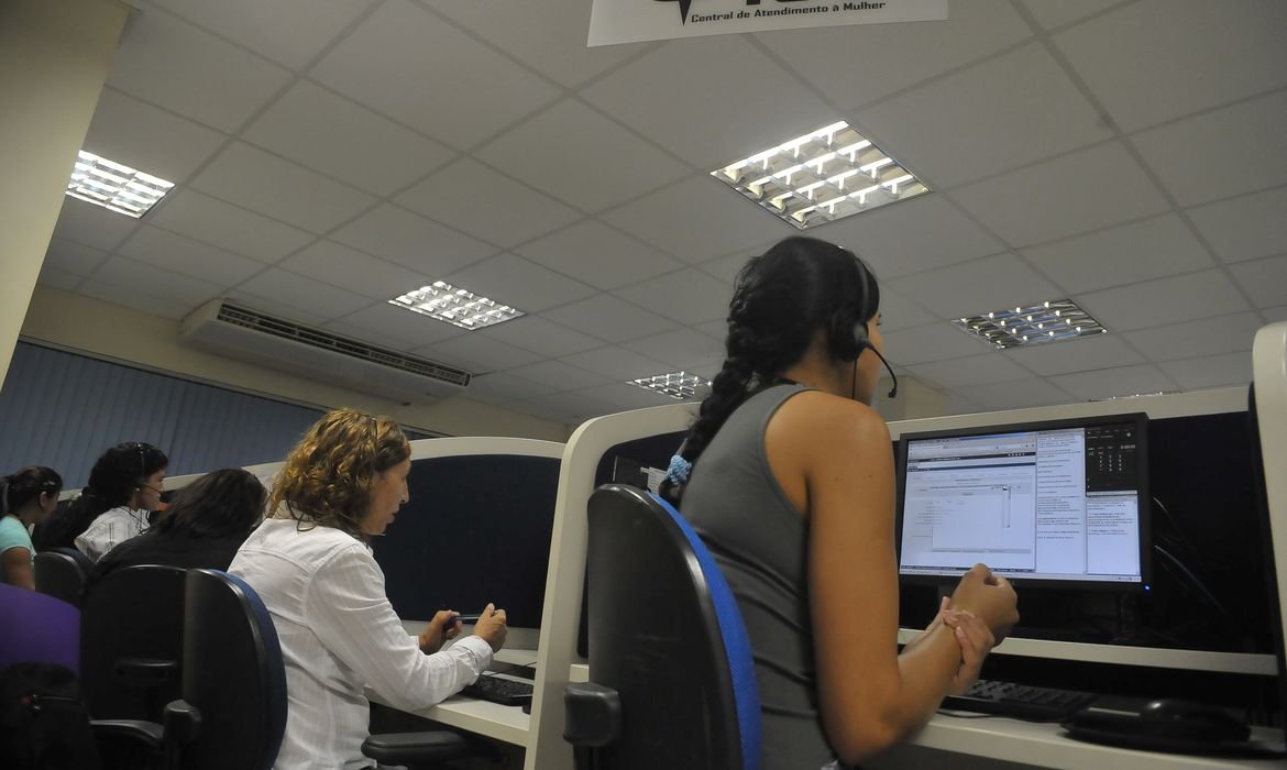Número de atendimentos a mulheres em 2025 chega a quase 783 mil