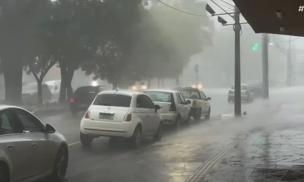 Tempestades no Rio Grande do Sul resultam em 2,6 mil desalojados