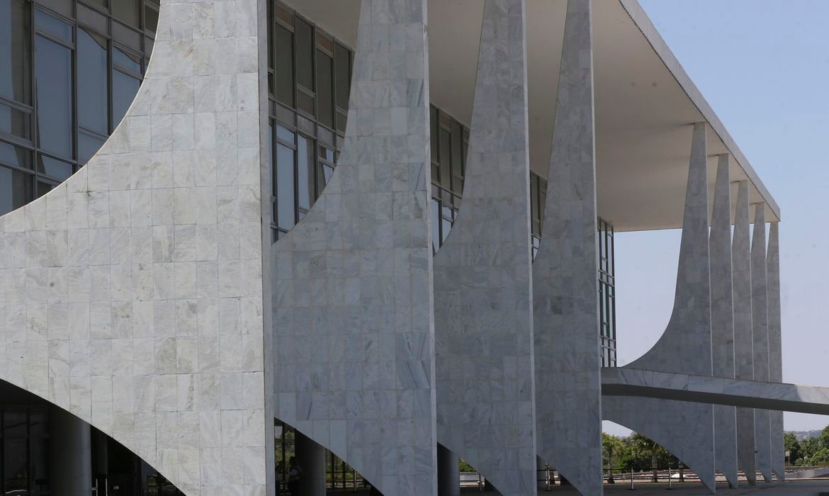 Brasil avalia retaliação a tarifas impostas pelos EUA Brasil avalia retaliação a tarifas impostas pelos EUA