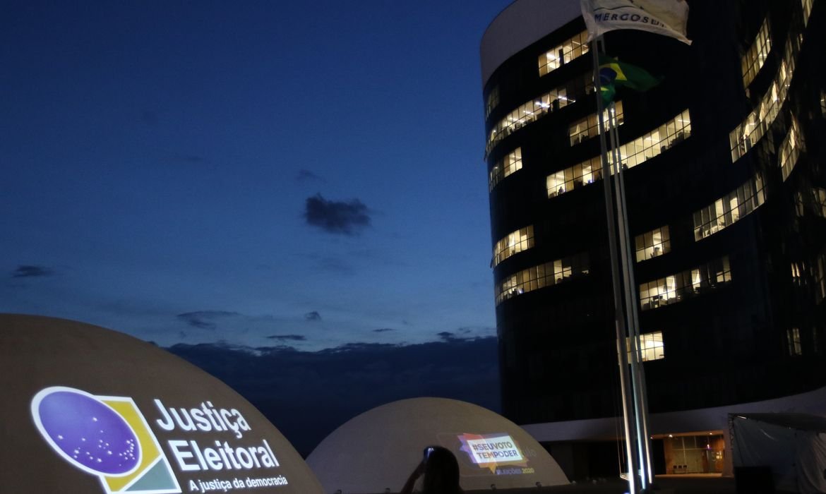 TSE investiga filiação de Flávio Bolsonaro ao Missão
