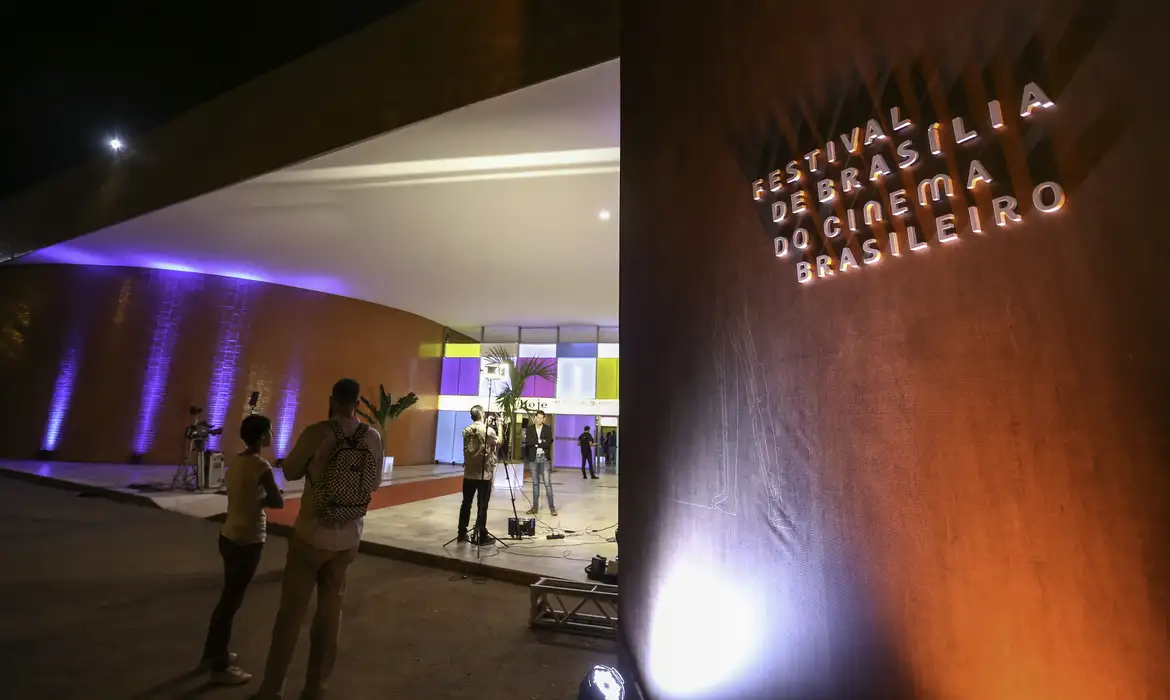 Cancelamento do Festival de Brasília gera indignação no setor cultural