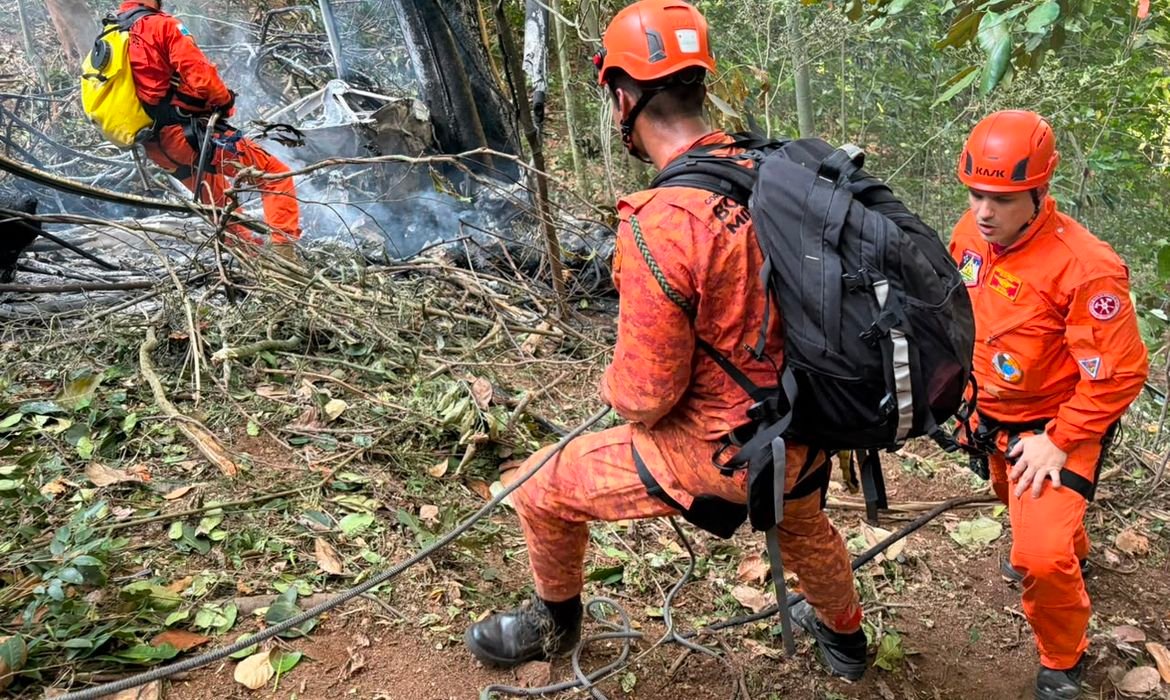Queda de helicóptero resulta em quatro mortes no Rio