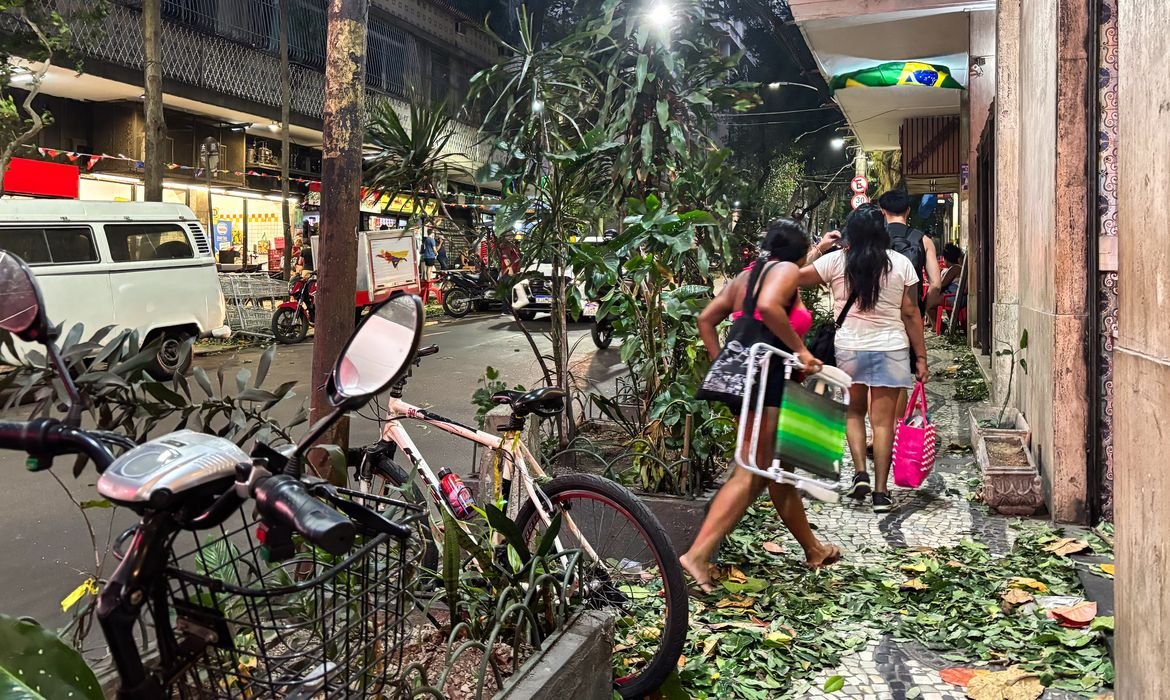 Rio de Janeiro antecipa expediente devido a ventos fortes Rio de Janeiro antecipa expediente devido a ventos fortes