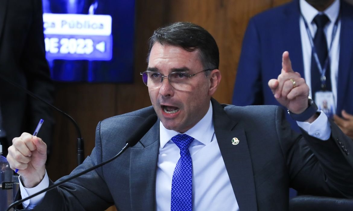 Investigação sobre suposta filiação falsa de Flávio Bolsonaro