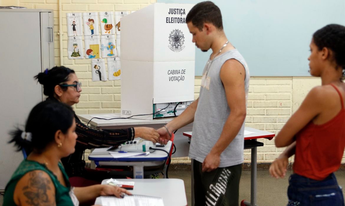 Queda do eleitorado jovem no Brasil se acentua com envelhecimento
