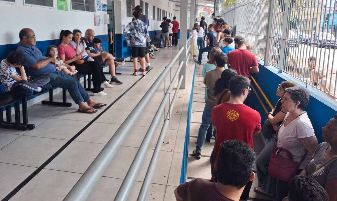 Filas grandes marcam vacinação contra sarampo em São Paulo