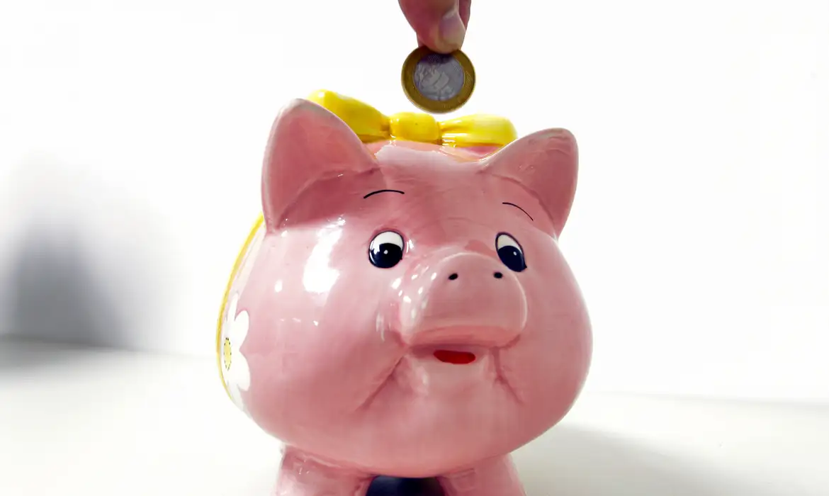 Retiradas da poupança em julho superam depósitos Retiradas da poupança em julho superam depósitos