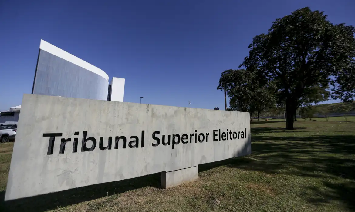 Novo conselho do TSE combate desinformação e IA nas eleições