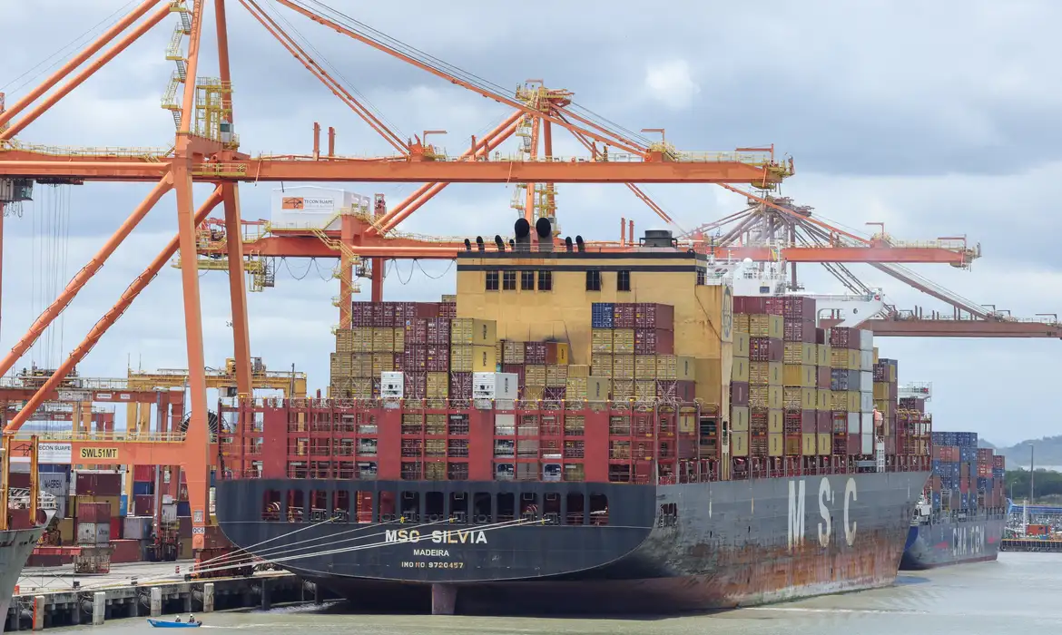 Superávit na balança comercial brasileira atinge US$ 7 bilhões