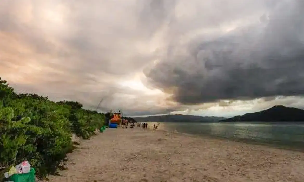 Mais de dois estados em alerta para chuva e ventos fortes