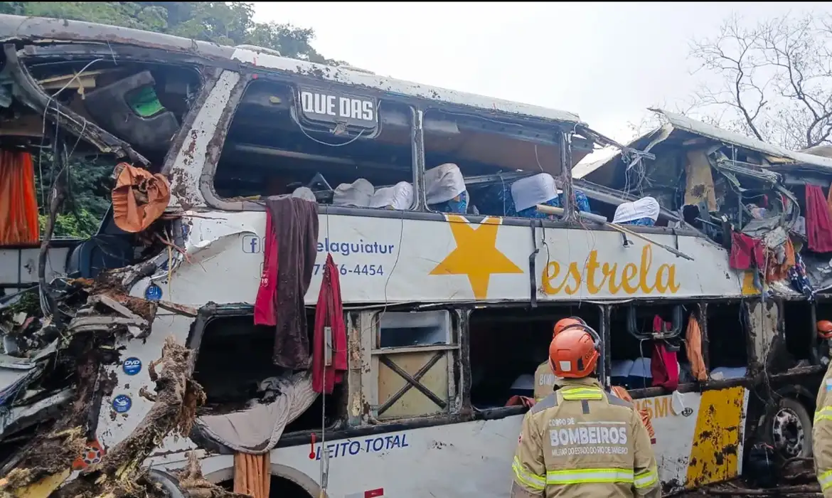 Acidente de ônibus em Petrópolis deixa dez mortas
