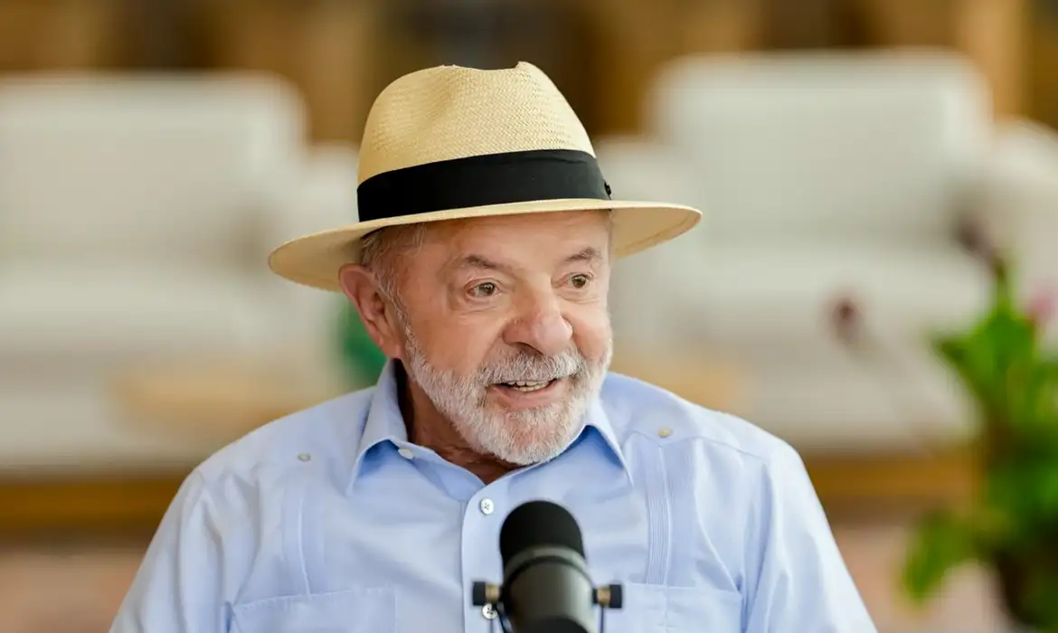 Lula se candidata à reeleição pelo PT focando em políticas sociais