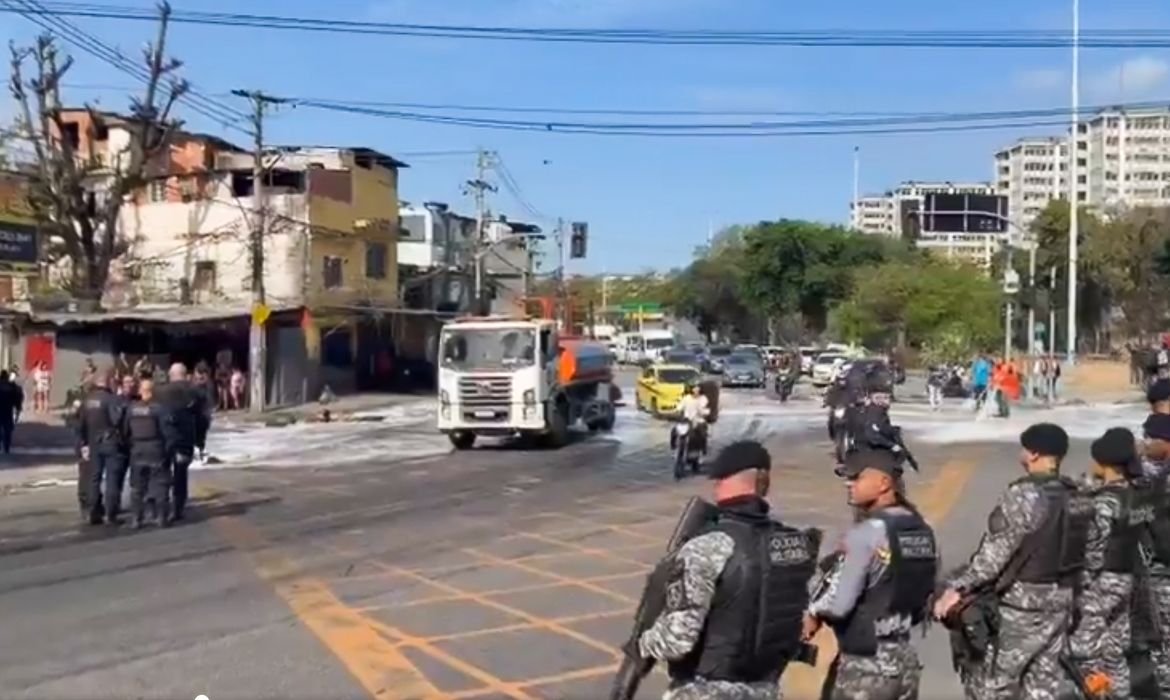 Protestos bloqueiam vias no Rio após operação policial Protestos bloqueiam vias no Rio após operação policial