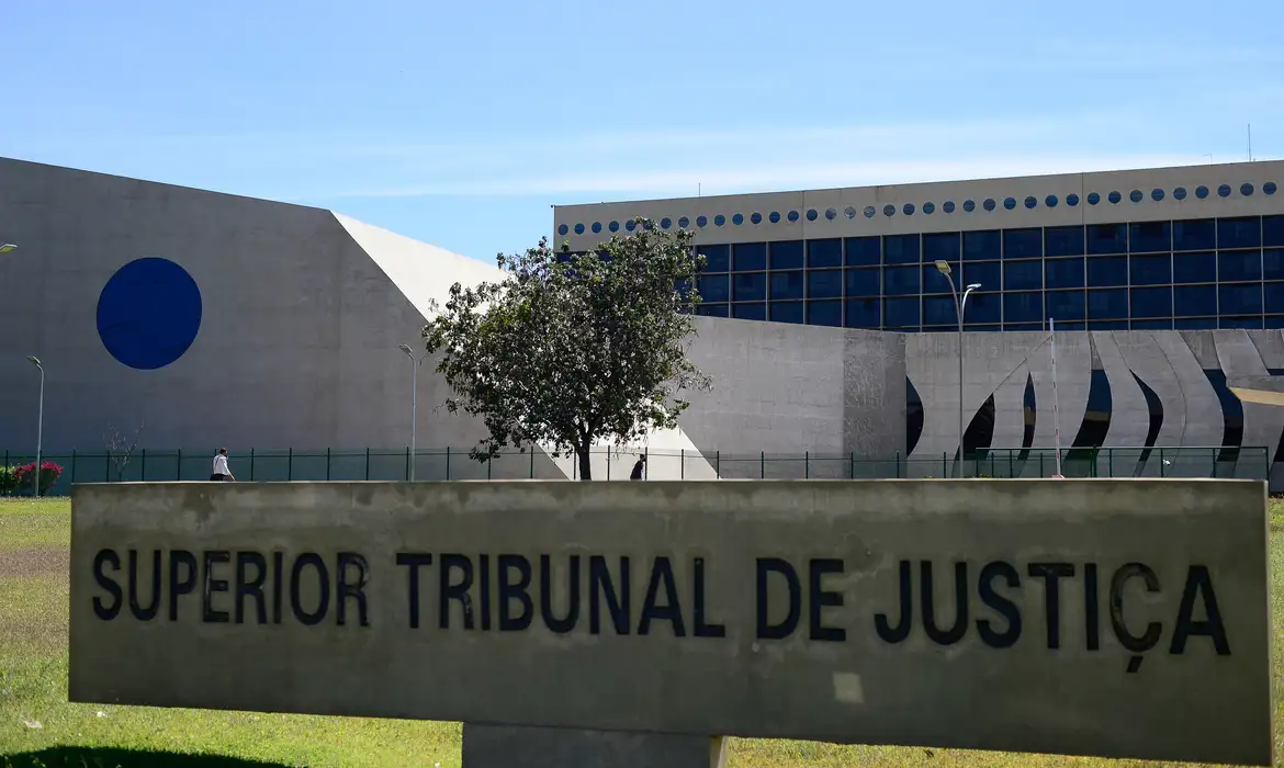Ministro do STJ é punido após condenação por crimes sexuais