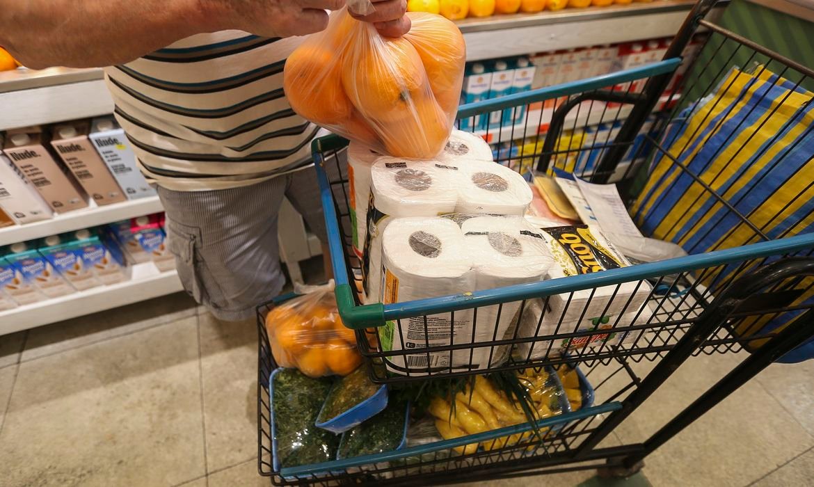 Deflação de 0,01% no INPC em julho, alta de 4,10% em 12 meses