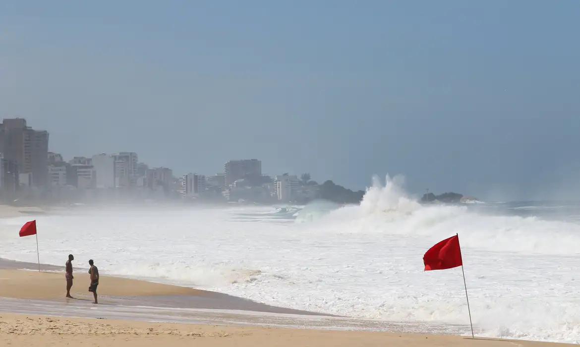 Queda de temperatura e chuva marcam o dia no Rio